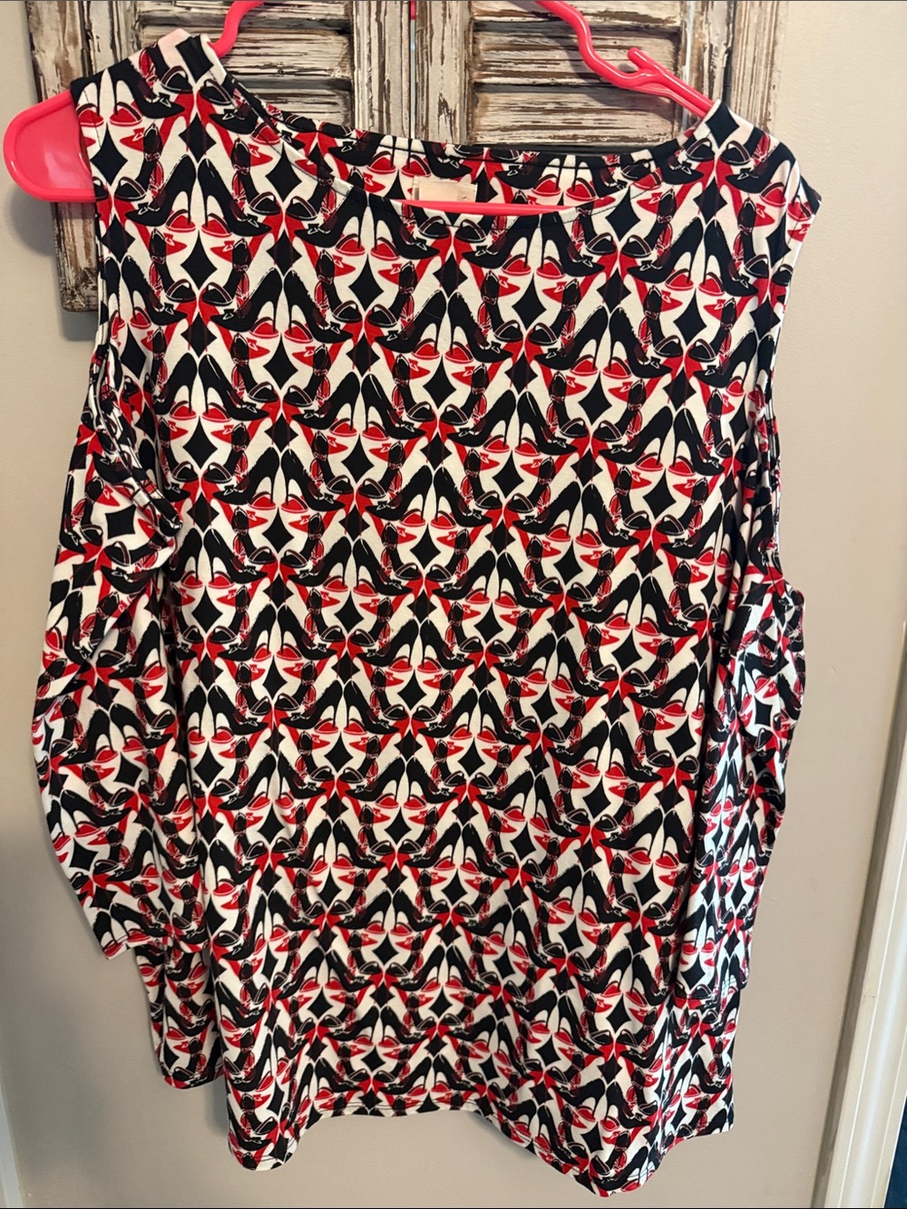 Chico's Cold-Shoulder Geometric Top in Black, White & Red. 👠 print
